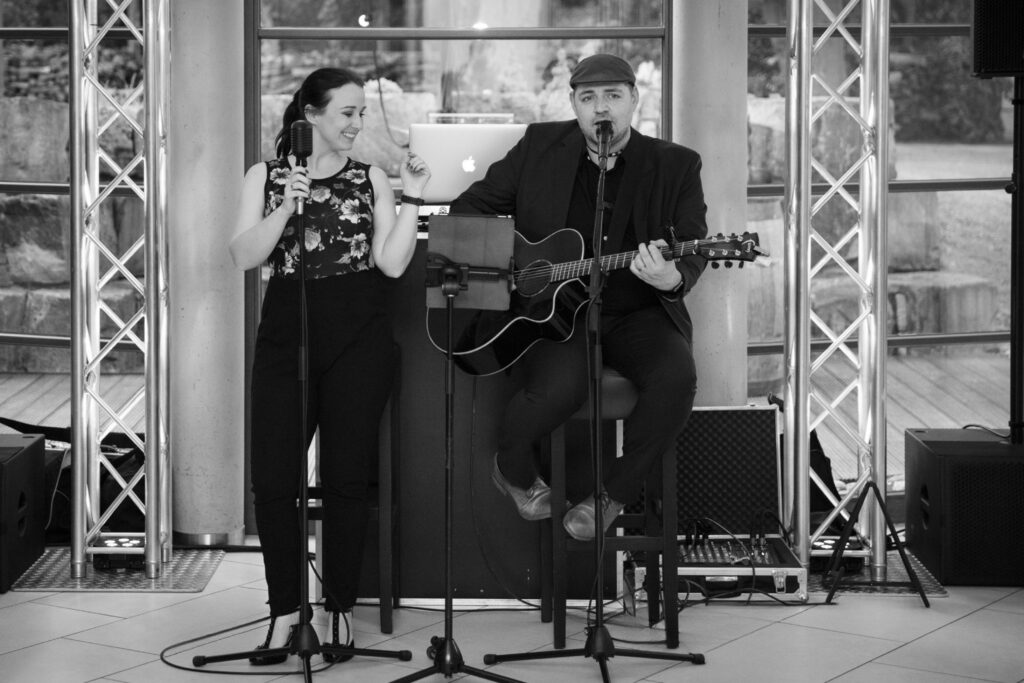 Live Band: carryme - Das Akustik Duo. Live Musik für Firmenevent. Landhaus am See in Garbsen