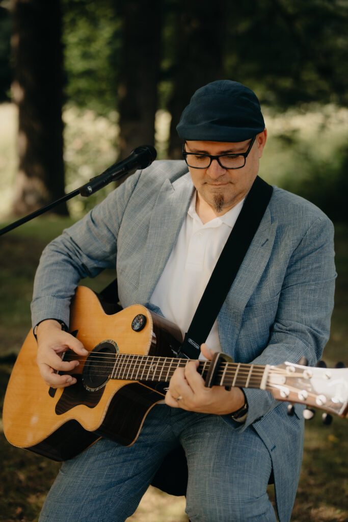 carryme - Das Akustik Duo aus Hannover; Gitarrist & Hochzeitssänger Michelle Schiller bei freier Trauung im Gut Altona
