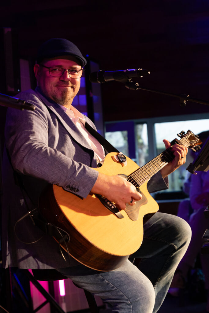 carryme - Das Akustik Duo aus Hannover; Gitarrist und Eventsänger Michelle Schiller bei Konzert in Garbsen