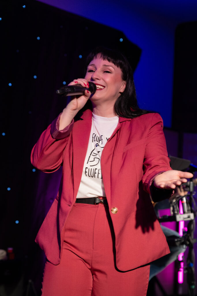 carryme - Das Akustik Duo aus Hannover; Eventsängerin Cindy Hornbostel-Schiller beim Auftritt in Garbsen