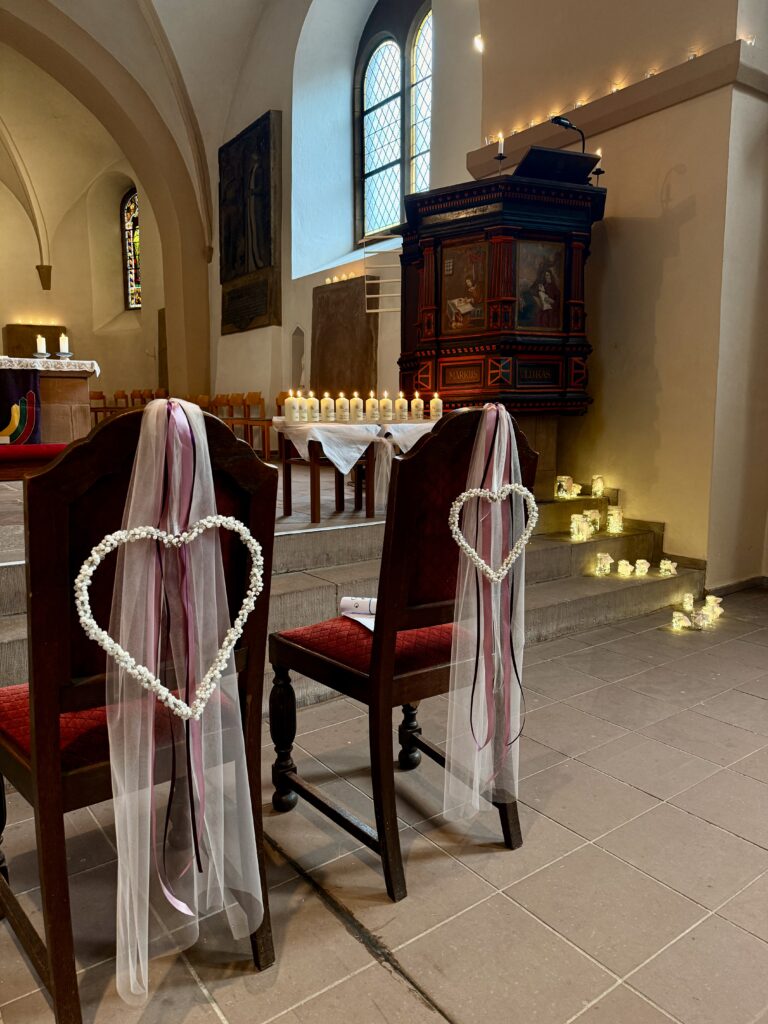 Winterhochzeit planen in und um Hannover. Kirche im Lichterschein