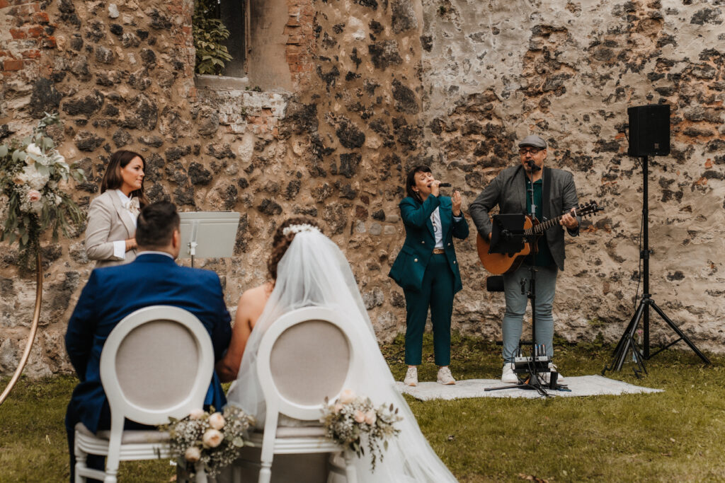 carryme - Akustik Duo aus Hannover. Freie Trauung mit Traurednerin Julia Engel